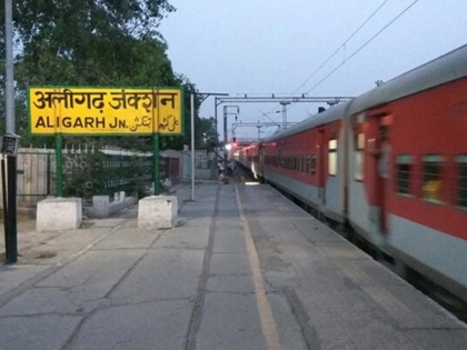 6 Injured In Alleged Mob Attack On Family At Aligarh Railway Station | अलीगढ़ रेलवे स्टेशन परिसर में परिवार पर हमला, भगवा गमछाधारी 25 लोगों के झुंड पर आरोप