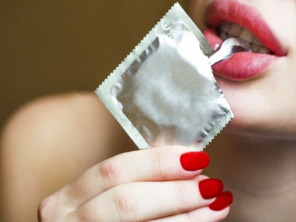 facts about female condoms : how to use and benefits of female condoms | Female Condom से जुड़ी ऐसी 6 बातें जिन्हें लड़कियां भी नहीं जानती