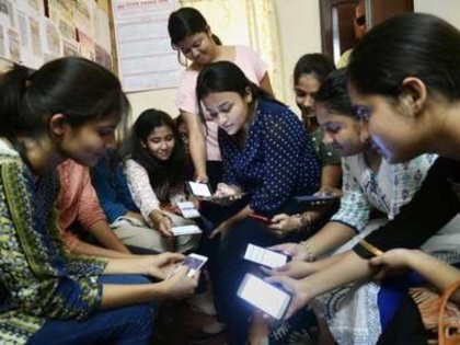 survey report female mobile users increased upto 25 crore in last 5 years | रिपोर्ट: 5 साल में 25 करोड़ बढ़ी महिला मोबाइल यूजर्स की संख्या, इस सर्वे में हुआ खुलासा