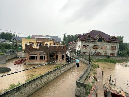 Jammu-Kashmir Due to heavy rains, the fencing on border has been washed away at many places risk of infiltration has increased | इंटरनेशनल बॉर्डर पर बाड़ और सीमा चौकियां बुरी तरह क्षतिग्रस्त, घुसपैठ का खतरा बढ़ा