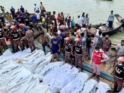 Bangladesh ferry crash 32 dead boat capsizes 100 aboard | Bangladesh ferry crash: बांग्लादेश में नौका पटलने से 32 लोगों की डूबकर मौत, 100 से अधिक सवार थे