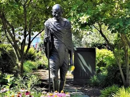 Mahatma Gandhi's statue was vandalized in New York Indian Americans condemn | न्यूयॉर्क में महात्मा गांधी की प्रतिमा के साथ तोड़फोड़, इससे पहले भी बापू की कई प्रतिमाओं को पहुंचाया गया नुकसान, भारतीय-अमेरिकियों ने कही ये बात