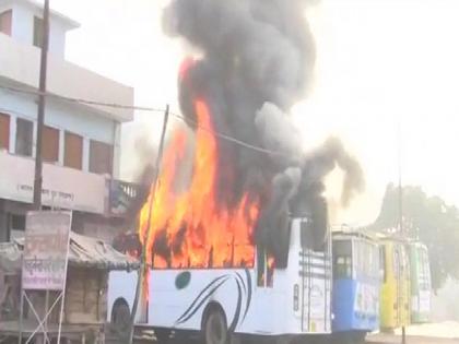 kasganj violence 2 bus and many shop set on fire sadhvi prachi gave ultimatum protest | कासगंज: हालात बेकाबू, 2 बसें और कई दुकाने फूंकी, प्रशासन ने साध्वी प्राची को भी रोका