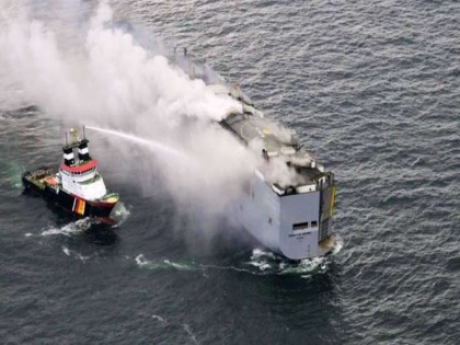 Fierce fire broke out water vessel going Germany to Egypt carrying 3000 vehicles 1 member died many injured | वीडियो: 3 हजार गाड़ियों को ले जा रही पानी वाले जहाज में लगी भीषण आग, 1 चालक दल के सदस्य की हुई मौत-कई घायल