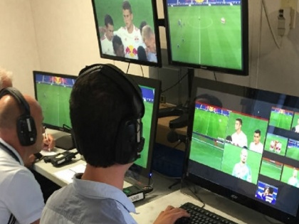 fifa world cup 2018 new techniques video assistant referee var and telstar ball | फीफा वर्ल्ड कप 2018: VAR, चिप लगी टेलस्टर गेंद सहित टूर्नामेंट में दिखेंगे ये पांच बड़े बदलाव