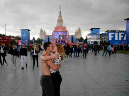 FIFA World Cup 2018: Football fans, foreigners seek love in russia | फीफा वर्ल्ड कप: विदेशी फैंस को 'प्यार' की तलाश, रूसी लड़कियों का नंबर लेने की होड़