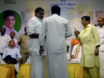 Puducherry Governor Kiran Bedi and AIADMK MLA A Anbalagan fight at state | भरी सभा में लड़ गए किरण बेदी और AIADMK के MLA, एक-दूसरे को मंच से उतारने पर अड़े