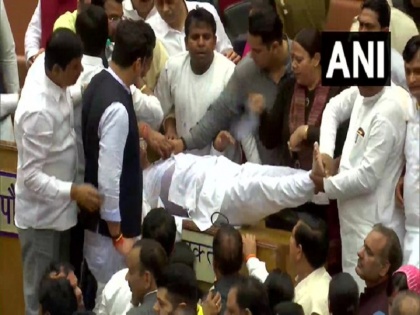 Councillor collapses at Delhi Civic Centre as clashes break out between AAP, BJP councillors | एमसीडी स्थायी समिति के सदस्यों के चुनाव को लेकर आप-भाजपा पार्षदों के बीच हुई भयंकर झड़प, सदन बना युद्ध क्षेत्र, लात-घूसे चले, महिला पार्षद भी भिड़ीं