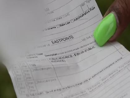 Black woman fined 27 thousand rupees for talking loudly on the phone | घर के बाहर ऊंची आवाज में बात कर रही थी महिला, पुलिस ने कर दिया 27 हजार का जुर्माना Black woman fined 27 thousand rupees for talking loudly on the phone | घर के बाहर ऊंची आवाज में बात कर रही थी महिला, पुलिस ने कर दिया 27 हजार का जुर्माना