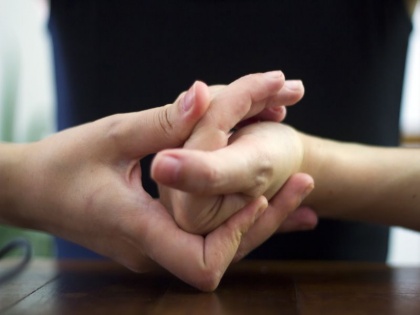 Cracking joints side effects on health, is Cracking Knuckles bad for health | अभी सुधार लें उंगलियां चटकाने की आदत, वरना कम होने लगेगी जोड़ों की चिकनाहट, हाथों में हो सकता है गठिया