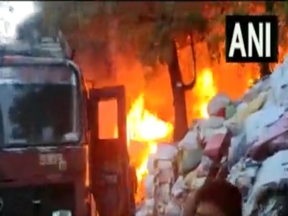 Hyderabad fire broke out at a plastic waste godown 7 fire tenders reached the spot | हैदराबाद के प्लास्टिक गोदाम में लगी भीषण आग, मौके पर 7 फायर टेंडर मौजूद, सामने आया वीडियो