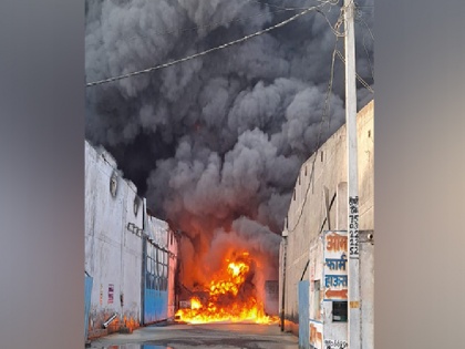 Delhi Massive fire broke out in a factory in Alipur 34 fire tenders reached the spot | दिल्ली: अलीपुर में फैक्ट्री में लगी भीषण आग, दमकल की 34 गाड़ियां मौके पर पहुंची
