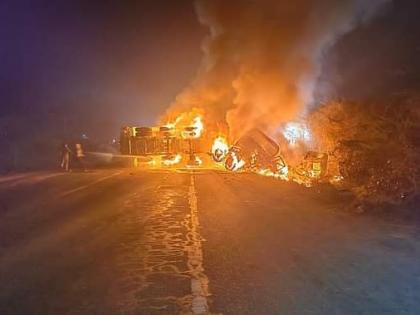 Hamirpur Road Accident 2o trucks rescued fire Pankaj Gautam, Kapil Kunwar Rajput burnt alive 3 seriously injured 10 less people jammed highway | Hamirpur Road Accident: दो ट्रक में भिड़ंत के बाद आग लगी, पंकज गौतम, कपिल और कुंवर राजपूत जिंदा जले और तीन गंभीर रूप से घायल, राजमार्ग पर 10 किलोमीटर लंबा जाम लगा