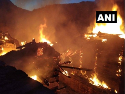 fire broke out at Shishtwari village in Shimla himachal pradesh, 2 persons injured and 7 houses gutted | हिमाचल प्रदेशः शिमला के एक गांव में लगी भीषण आग, सात घर जलकर हुए खाक, दो लोग झुलसे और एक है लापता 