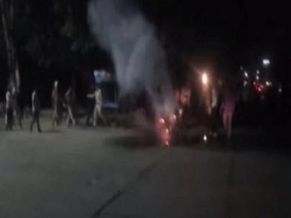 MP Indore Man sets bike on fire after being issued challan fine video goes viral | ट्रैफिक पुलिस ने काटा चालान तो शख्स ने बीच सड़क पर लगा दी बाइक में आग, देखते रह गए लोग