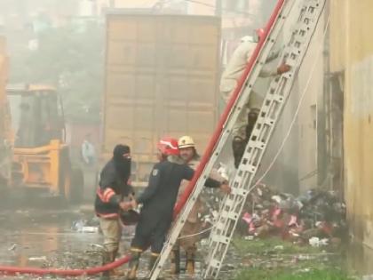Fire breaks out in two buildings in Delhi Sanjay Gandhi Transport Nagar 40 fire tenders rushed to the spot | Delhi Fire: संजय गांधी ट्रांसपोर्ट नगर में 2 इमारतों में लगी भीषण आग, दमकल की 40 गाड़ियां मौके पर मौजूद