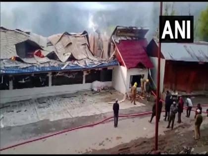 Fire broke out in hotel in Jammu and Kashmir Ramban district 2 people died 5 others injured | जम्मू-कश्मीर: रामबन जिले के एक होटल में लगी आग, 2 लोगों की हुई मौत-5 अन्य हुए घायल, बचाव कार्य जारी