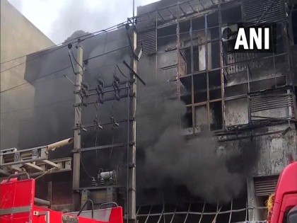 fire broke out in a warehouse in Mangolpuri Delhi 26 fire tenders arrived robot's help was taken | दिल्ली के मंगोलपुरी स्थित गोदाम में लगी भीषण आग, दमकल की 26 गाड़ियां पहुंची, आग बुझाने में रोबोट की ली गई मदद