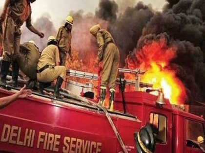 Fire broke out on the sixth floor of Ginger Hotel in Karkardooma 11 fire engines reached the spot | दिल्ली के कड़कड़डूमा स्थित जिंजर होटल की छठी मंजिल पर लगी आग, मौके पर पहुंची दमकल की 11 गाडियां