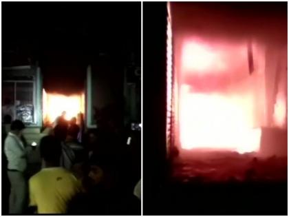 fire in multiple electronic shops in Vasundhara Market Ballia UP Fire fighting operations | यूपी: पटाखा फैक्ट्री के बाद कई इलेक्ट्रॉनिक शॉप में लगी आग, राहत बचाव कार्य में जुटे दमकलकर्मी