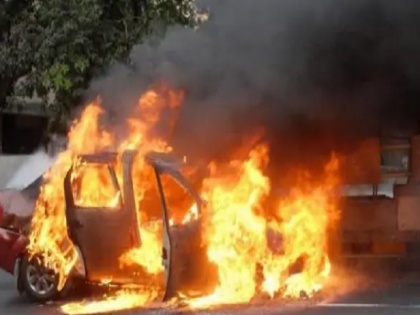 NCP leader Sanjay Shinde burnt alive as car cathes fire after short circuits | महाराष्ट्र: दर्दनाक हादसा, NCP नेता की गाड़ी में शॉर्ट सर्किट से लगी आग में जलकर मौत