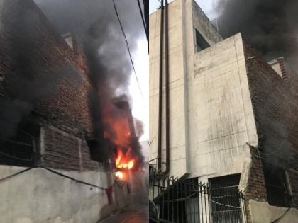 Delhi: Fire breaks out in a shoe manufacturing factory in Mayapuri Phase-2 | दिल्लीः मायापुरी फेज 2 में एक जूते की फैक्ट्री में लगी भीषण आग, फायर ब्रिगेड की 20 गाड़ियां मौजूद