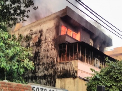 Fire breaks out in a factory in Udyog Nagar Delhi, 30 fire tenders at the spot | दिल्ली: उद्योग नगर के जूतों की फैक्ट्री में लगी भीषण आग, मौके पर पहुंची दमकल की 30 गाड़ियां