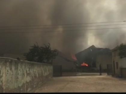Haryana: Firen a garment warehouse at Rewari Road Gurugram 6 fire tenders spot | हरियाणा: गुरुग्राम की कपड़ा फैक्ट्री में लगी भीषण आग, आग बुझाने में जुटीं दमकल की 6 गाड़ियां