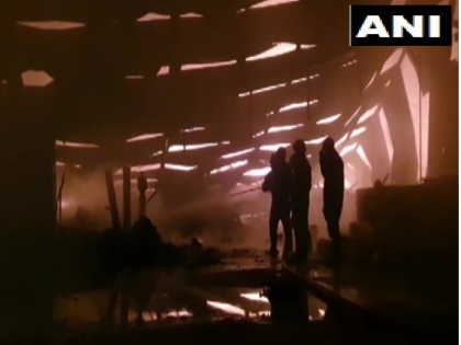 Delhi: Fire breaks out at a warehouse in Mundka area, 34 fire tenders at the spot | दिल्लीः मुंडका इलाके की गोदाम में लगी भीषण आग, दमकल की 34 गाड़ियां कर रही हैं बुझाने का प्रयास 