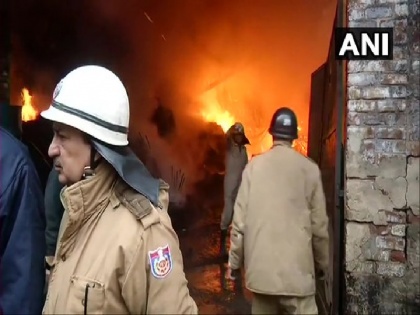 Delhi: Fire breaks out in Mundka area, 12 fire tenders rushed to spot | दिल्ली के मुंडका में लगी आग, दमकल की 21 गाड़ियां मौके पर मौजूद
