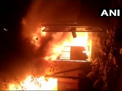 Mumbai: Commercial building catches fire, three wounded, four peole taken out safely | मुंबई: व्यावसायिक इमारत में लगी भीषण आग, तीन लोग घायल, चार को सुरक्षित बाहर निकाला गया