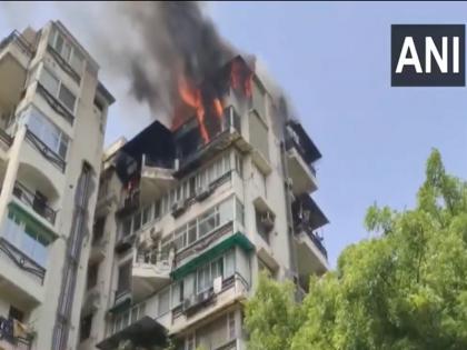 VIDEO: 3 killed in fire in apartment in Delhi, father and two children jumped from 7th floor | VIDEO: दिल्ली में अपार्टमेंट में आग लगने से 3 की मौत, पिता और दो बच्चे 7वीं मंजिल से कूदे VIDEO: 3 killed in fire in apartment in Delhi, father and two children jumped from 7th floor | VIDEO: दिल्ली में अपार्टमेंट में आग लगने से 3 की मौत, पिता और दो बच्चे 7वीं मंजिल से कूदे