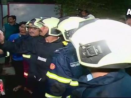 Mumbai: Fire broke out at Maimoon building in Marol 4 dead | Video: मुंबई रिहायशी इमारत में लगी भीषण आग, एक ही परिवार के 4 लोगों की मौत
