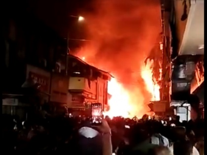 Fire in Mumbai's Masjid Bunder building 20 shops gutted | मुंबई के मस्जिद बंदर इलाके में स्थित इमारत में आग, 20 दुकानें जलकर खाक