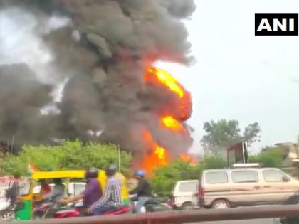 Fire has broken out at a godown in Punjabi Bagh 22 fire tenders rushed to the spot | पंजाबी बाग में गोदाम में लगी भयानक आग, 22 दमकल गाड़ियां पहुंची