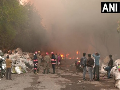 Fierce fire broke out in a plastic godown in Delhi's Tikri PVC market 26 fire tenders on spot video surfaced | दिल्ली के टिकरी पीवीसी बाजार में एक प्लास्टिक के गोदाम में लगी भीषण आग, दमकल की 26 गाड़ियां मौके पर, वीडियो आया सामने