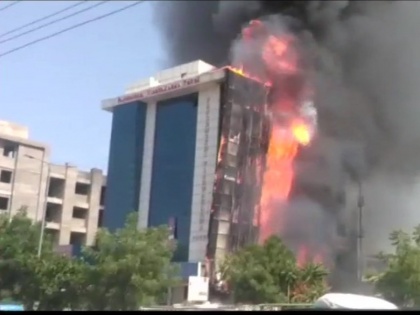 Fire breaks out in a building complex in Shastri Nagar area in Jodhpur | जोधपुर के विश्वकर्मा टॉवर में लगी भीषण आग, भगदड़ में कई कर्मचारी घायल