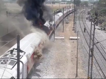 AP Rajdhani Express 22410 Fire breaks out in 4 coaches at Birlanagar station Gwalior | AP Express 22416: आंध्रप्रदेश एक्सप्रेस के 4 डिब्बों में भीषण आग, बाल-बाल बचे यात्री, 37 डिप्टी कलेक्टर थे सवार