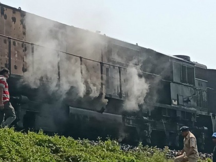 Fire in engine of Chandigarh-Dibrugarh Express train, two passengers die | चंडीगढ़-डिब्रूगढ़ एक्सप्रेस ट्रेन के इंजन में लगी आग, दो यात्रियों की मौत