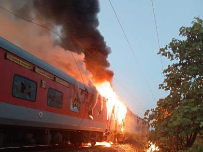 Thiruvananthapuram-Nizamuddin Rajdhani Express massive fire broke out in train watch video | तिरुवनंतपुरम-निजामुद्दीन राजधानी एक्सप्रेस में लगी भीषण आग, वीडियो में दिखा भयावह मंजर Thiruvananthapuram-Nizamuddin Rajdhani Express massive fire broke out in train watch video | तिरुवनंतपुरम-निजामुद्दीन राजधानी एक्सप्रेस में लगी भीषण आग, वीडियो में दिखा भयावह मंजर