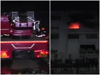 Maharashtra: fire seventh floor of a building in Goregaon Three fire tenders are present at the spot | महाराष्ट्र: गोरेगांव में सात मंजिला बिल्डिंग में लगी भीषण आग, मौके पर पहुंची दमकल की 7 गाड़ियां Maharashtra: fire seventh floor of a building in Goregaon Three fire tenders are present at the spot | महाराष्ट्र: गोरेगांव में सात मंजिला बिल्डिंग में लगी भीषण आग, मौके पर पहुंची दमकल की 7 गाड़ियां