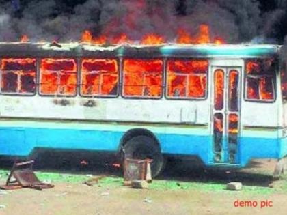 Naxalites burnt in Chhattisgarh | छत्तीसगढ़ में नक्सलियों ने बस जलाई, कोई हताहत नहीं