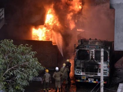 DELHI: Fires incident took place in keshavpuram factory, 25 fire vehicles rushed to spot | दिल्ली: केशवपुरम में एक जूता फैक्ट्री में लगी आग, दमकल की 22 गाड़ियां मौके पर मौजूद