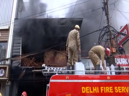Delhi A massive fire broke out in a plywood shop in Gandhi Nagar area 21 fire tenders present at spot. | दिल्लीः गांधी नगर में तड़के प्लाईवुड की दुकान में लगी भीषण आग, मौक पर 21 दमकल की गाड़ियां मौजूद