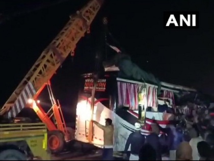 UP: Bus collides with truck on Agra-Lucknow Expressway, 14 feared dead, 31 injured | आगरा-लखनऊ एक्सप्रेसवे पर भीषण सड़क हादसा, 14 लोगों के मरने की आशंका, 30 से ज्यादा घायल