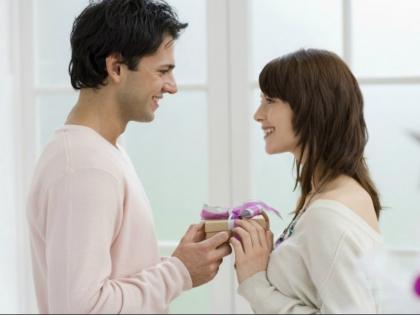 Gift ideas for Girlfriend: Planning first date with girlfriend here is the List of best 5 gift for your girlfriend | ये 5 गिफ्ट पहली ही डेट पर किसी भी लड़की को कर देंगे इंप्रेस, दूसरा तो है बेहद खास