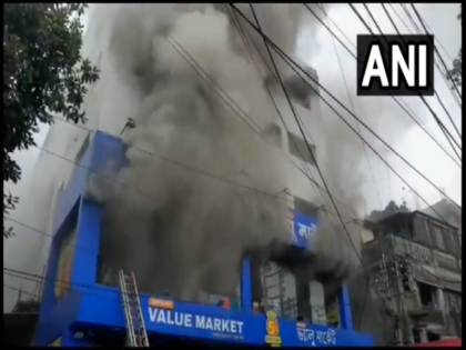West Bengal Fierce fire broke out in the super market in Asansol fire tenders were in operation video | पश्चिम बंगाल: आसनसोल में सुपर मार्केट में लगी भीषण आग, दमकल की कई गाड़ियां ऑपरेशन में लगीं, देखें वीडियो