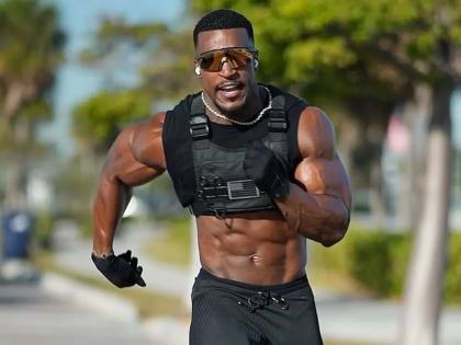 Keeping an ideal in front gives you inspiration to keep moving forward fitness trainer ashton hall Why is His Morning Routine Going Viral blog Hemdhar Sharma | आदर्श सामने रखने से मिलती है आगे बढ़ते रहने की प्रेरणा?, फिटनेस ट्रेनर एश्टन हॉल के मॉर्निंग रूटीन