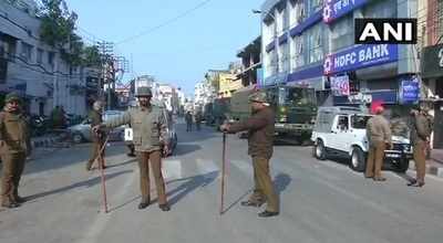 Pulwama attack: Curfew continues in Jammu and Kashmir, army flag marches on second day | पुलवामा हमला: जम्मू कश्मीर में कर्फ्यू जारी, सेना ने दूसरे दिन किया फ्लैग मार्च