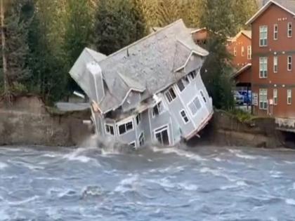 flash flood in usa alaska Suicide Basin washed many tress and 2 houses see video | वीडियो: अमेरिका के अलास्का में आई अचानक बाढ़ में कई पेड़ कट कर बह गए, 2 मकान भी हुए बर्बाद-पानी में बहे